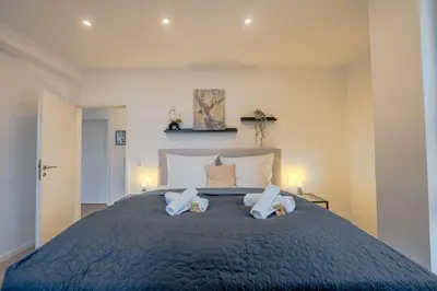 Ein Bett oder Betten in einem Zimmer der Unterkunft Schlossberg Residences XXL City-Apartment Heppenheim