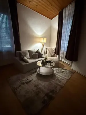 Ein Sitzbereich in der Unterkunft Apartments möblierte Wohnungen Mainz