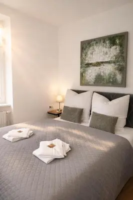 Ein Bett oder Betten in einem Zimmer der Unterkunft BELLA - Business&Family Ap 9, 100m zum Konzerteingang Schloß, Parkplatz, SmartTV, Netflix, Waschmaschine, 24h Checkin, 35qm