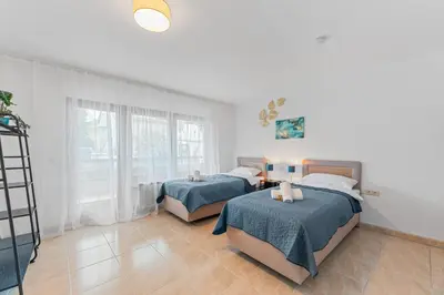 Ein Bett oder Betten in einem Zimmer der Unterkunft KRelax Baroque Living - 8 Gäste - Parkplatz & Balkon - SmartTV - Bahnhofsnähe & schnelle Autobahnanbindung
