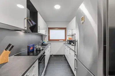 Küche/Küchenzeile in der Unterkunft KRelax Baroque Living - 8 Gäste - Parkplatz & Balkon - SmartTV - Bahnhofsnähe & schnelle Autobahnanbindung