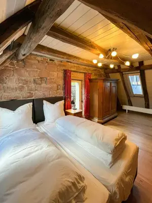 Ein Bett oder Betten in einem Zimmer der Unterkunft 1780 Half-Timbered House At Palatinate Forest