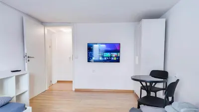 TV/Unterhaltungsangebot in der Unterkunft ALFA 4 Zimmer-Apartment Kornwestheim bei Stuttgart Zentral 5 Betten l Bad Küche WLAN WM l LANGZEITAUFENTHALTE l Bath Kitchen 5 Beds WIFI WM l LONG STAY