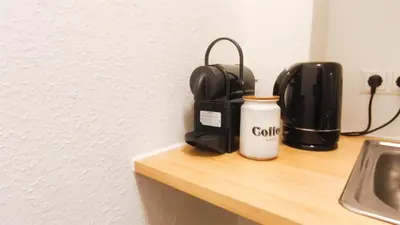 Kaffee-/Teezubehör in der Unterkunft ALFA 4 Zimmer-Apartment Kornwestheim bei Stuttgart Zentral 5 Betten l Bad Küche WLAN WM l LANGZEITAUFENTHALTE l Bath Kitchen 5 Beds WIFI WM l LONG STAY