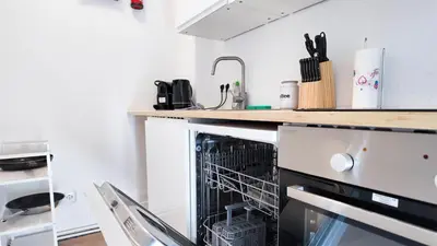 Küche/Küchenzeile in der Unterkunft ALFA 4 Zimmer-Apartment Kornwestheim bei Stuttgart Zentral 5 Betten l Bad Küche WLAN WM l LANGZEITAUFENTHALTE l Bath Kitchen 5 Beds WIFI WM l LONG STAY