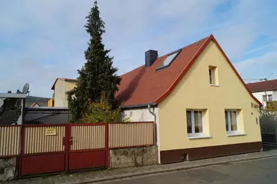 Das Gebäude in dem sich das Ferienhaus befindet