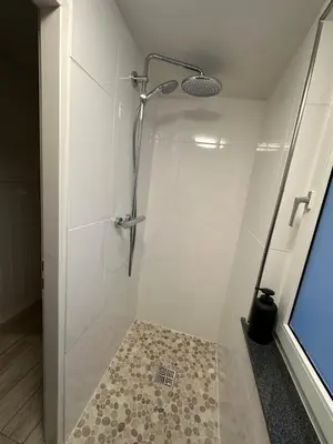 Ein Badezimmer in der Unterkunft Hexenruhe - Stylish, garden studio in Dietzenbach
