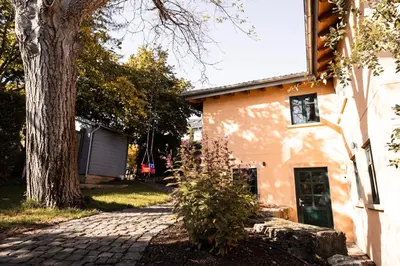 Das Gebäude in dem sich die Ferienwohnung befindet
