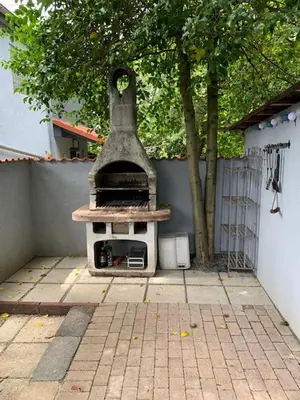 Ein für Gäste verfügbarer Grill in der Ferienwohnung