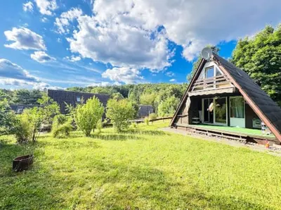 Ein Garten an der Unterkunft Ebony, kleines Nurdachhaus in direkter Waldrandlage