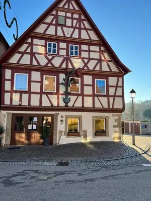 Das Gebäude in dem sich das Gasthaus befindet