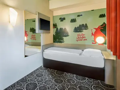Ein Bett oder Betten in einem Zimmer der Unterkunft B&B Hotel Aschaffenburg