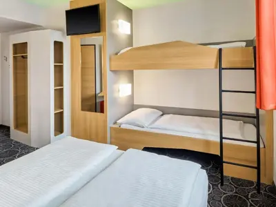 Ein Bett oder Betten in einem Zimmer der Unterkunft B&B Hotel Aschaffenburg