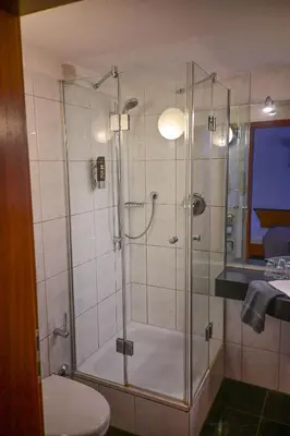 Ein Badezimmer in der Unterkunft Steingarten Hotel