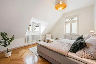Ein Bett oder Betten in einem Zimmer der Unterkunft LubuNest l Familien und Gruppen, Zentral, Altbau