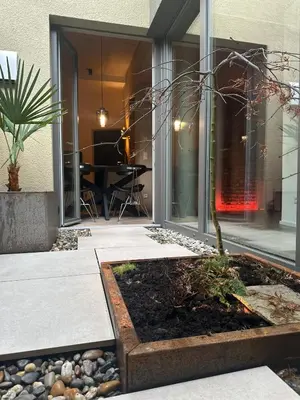 Ein Garten an der Unterkunft Määkuh I Loft I Wohnen am Flosshafen