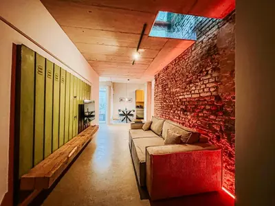 Ein Sitzbereich in der Unterkunft Määkuh I Loft I Wohnen am Flosshafen