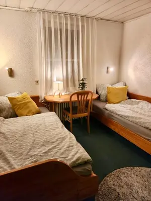 Ein Bett oder Betten in einem Zimmer der Unterkunft Hotel zur Linde
