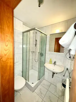 Ein Badezimmer in der Unterkunft Hotel zur Linde