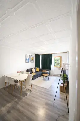Ein Sitzbereich in der Unterkunft Stylische Wohnung am BF Germersheim Business & Monteure