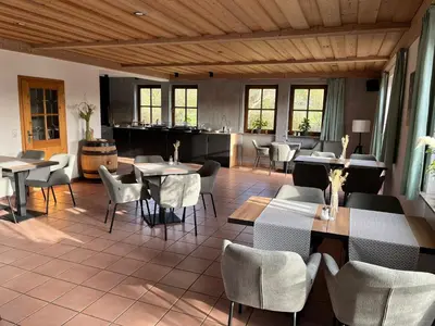 Ein Restaurant oder anderes Speiselokal in der Unterkunft Gästehaus & Weingut Volker Schmitt