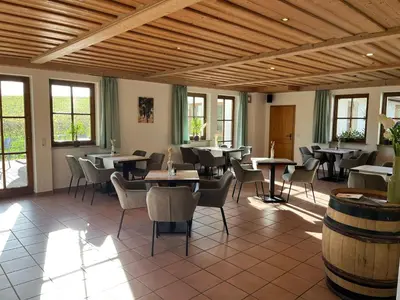 Ein Restaurant oder anderes Speiselokal in der Unterkunft Gästehaus & Weingut Volker Schmitt