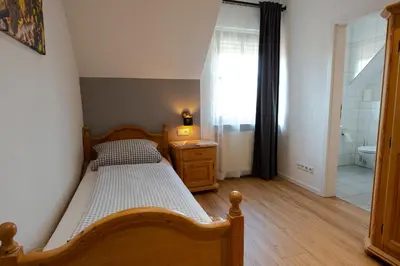 Ein Bett oder Betten in einem Zimmer der Unterkunft Gästehaus & Weingut Volker Schmitt