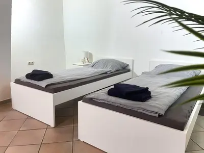 Ein Bett oder Betten in einem Zimmer der Unterkunft bookandstay24 Groß-Zimmern 2 Zimmerwohnung mit Küche und Terrasse bei Darmstadt, Frankfurt, RheinMain Gebiet