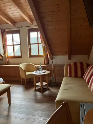 Ein Sitzbereich in der Unterkunft Landhotel Dohlmühle