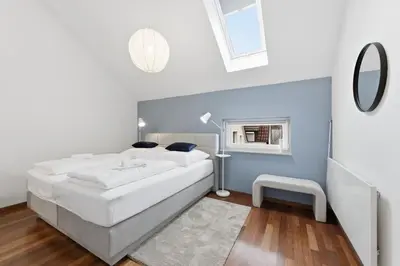 Ein Bett oder Betten in einem Zimmer der Unterkunft Stilvolle Ferienwohnung im historischen Zentrum für 6 Personen und Parkplatz