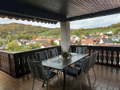 Ein allgemeiner Bergblick oder ein Berglick von der Ferienwohnung aus