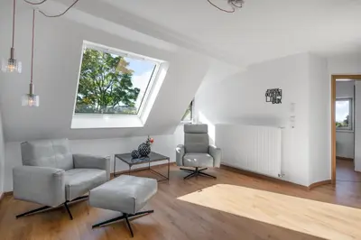 Ein Sitzbereich in der Unterkunft 70 qm Design-Wohnung - 1,5 Bäder, Klimaanlage und Ausblick
