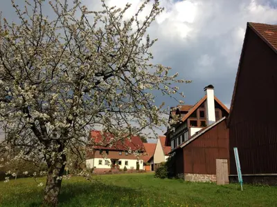Das Gebäude in dem sich das Ferienhaus befindet