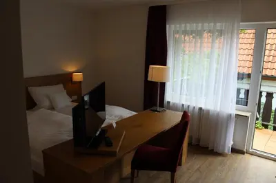 Ein Bett oder Betten in einem Zimmer der Unterkunft Gasthof und Pension zum Löwen