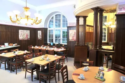 Ein Restaurant oder anderes Speiselokal in der Unterkunft Jugendstilhotel Trifels