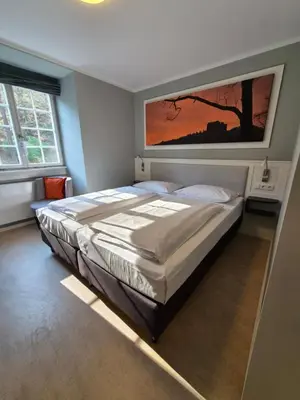 Ein Bett oder Betten in einem Zimmer der Unterkunft Jugendstilhotel Trifels