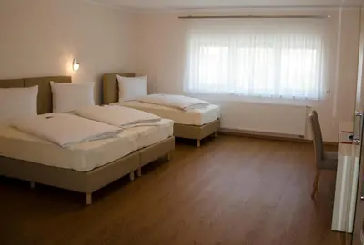 Ein Bett oder Betten in einem Zimmer der Unterkunft Kraichgauhotel