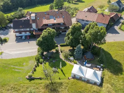 Blick auf Hotel Restaurant Vinothek LAMM aus der Vogelperspektive