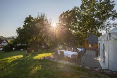 Ein Garten an der Unterkunft Hotel Restaurant Vinothek LAMM
