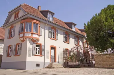 Das Gebäude in dem sich die Pension befindet
