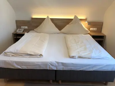 Ein Bett oder Betten in einem Zimmer der Unterkunft Hotel Rose Heidelberg inklusive Frühstück, Saunanutzung und Parkplätze nach Verfügbarkeit