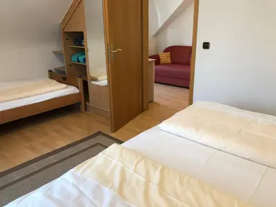 Ein Bett oder Betten in einem Zimmer der Unterkunft Hotel Rose Heidelberg inklusive Frühstück, Saunanutzung und Parkplätze nach Verfügbarkeit
