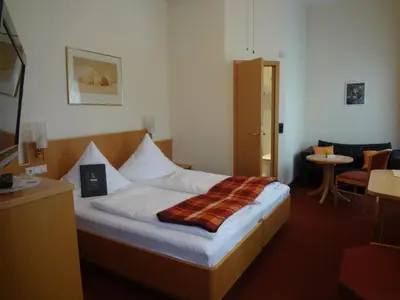 Ein Bett oder Betten in einem Zimmer der Unterkunft Hotel Rose Heidelberg inklusive Frühstück, Saunanutzung und Parkplätze nach Verfügbarkeit