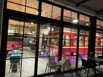 Ein Restaurant oder anderes Speiselokal in der Unterkunft Ferienbahnhof Reichenbach