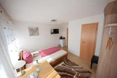 Ein Bett oder Betten in einem Zimmer der Unterkunft Gästehaus Neckarsulm