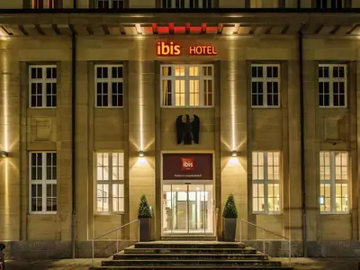 Eine Fassade oder ein Eingang zu ibis Karlsruhe Hauptbahnhof