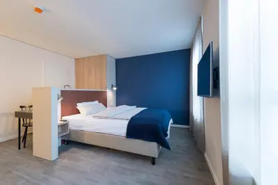 Ein Bett oder Betten in einem Zimmer der Unterkunft HARBR. boardinghouse Ludwigsburg