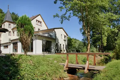 Ein Garten an der Unterkunft Hotel Pfälzer Wald