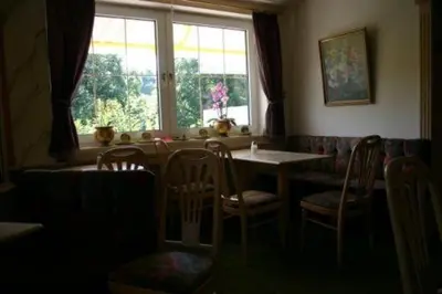 Ein Sitzbereich in der Unterkunft Hotel Café Talblick