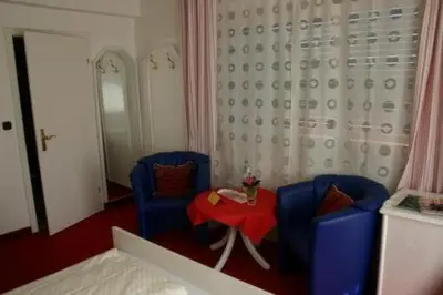 Ein Sitzbereich in der Unterkunft Hotel Café Talblick